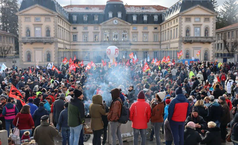 Des milliers de manifestants devant la Préfecture au Puy en jeudi 19 janvier 2023.