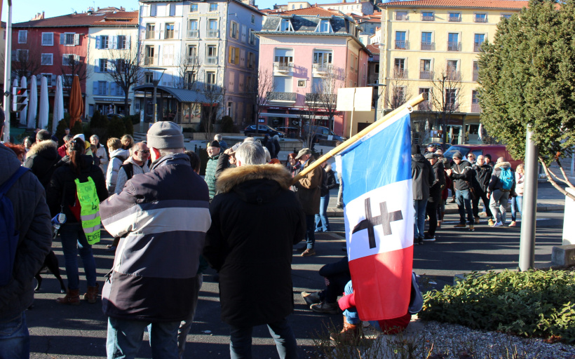 La mobilisation anti pass a terminé à la place Cadelade.