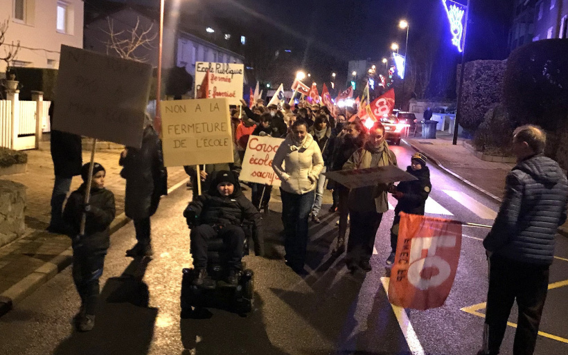 Les manifestants ont marché de l'école de Corsac à la mairie brivoise.