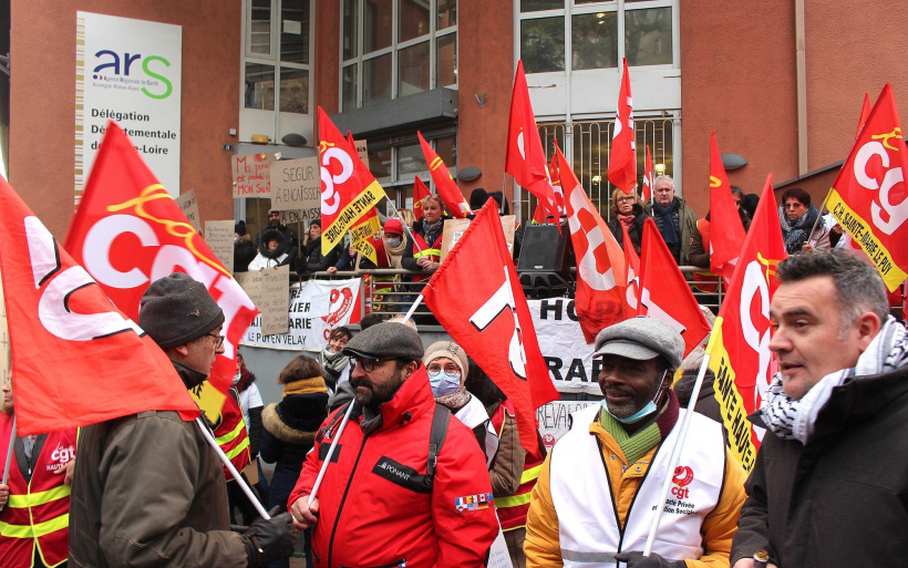 Manifestants devant les portes de l'ARS 43.