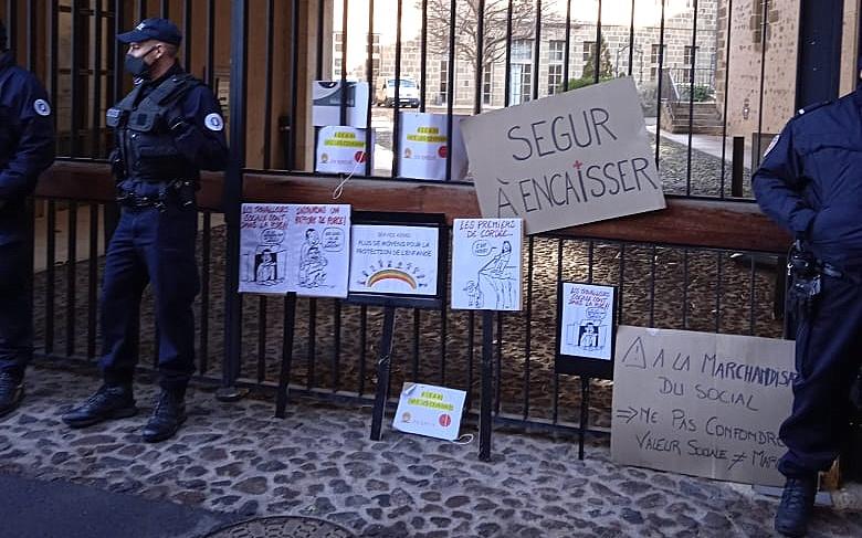 Le cortège s'est rendu devant le Conseil départemental, ses portes verrouillées.