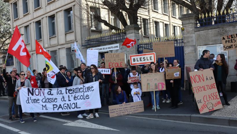 Une manifestation devant la préfecture pour protester contre la fermeture de classes. 