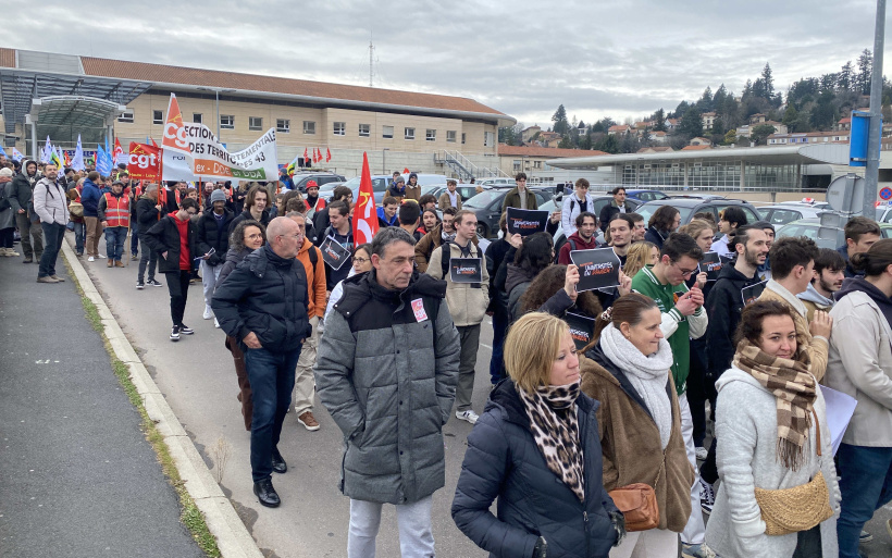 Le cortège qui part de l'hôpital Emile-Roux. 