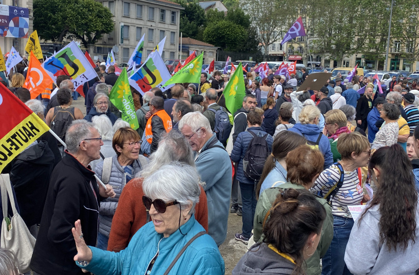 Plus de 500 personnes étaient réunies pour marcher dans le même sens. 