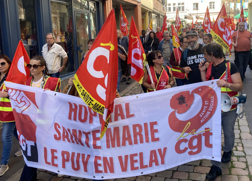 Le cortège descendant la rue Chaussade, dans le cœur du Puy. 