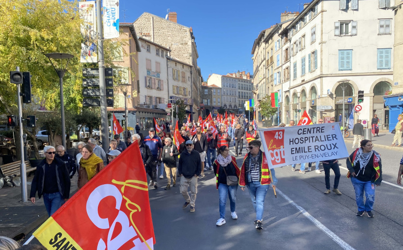 Le cortège en train de descendre le Bd Saint-Louis pour terminer sur la place du Breuil. 
