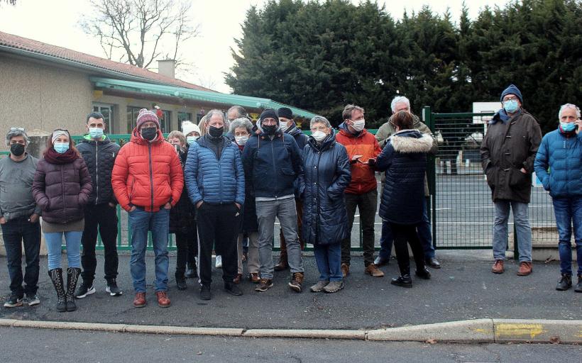 Des manifestants devant l'école de Corsac à Brives-Charensac