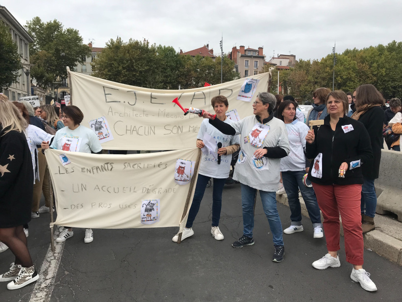 Les professionnels de la petite enfance revendiquaient le manque de personnel. 