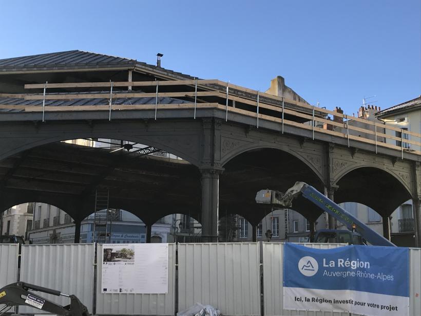 La halle du marché couvert en travaux.