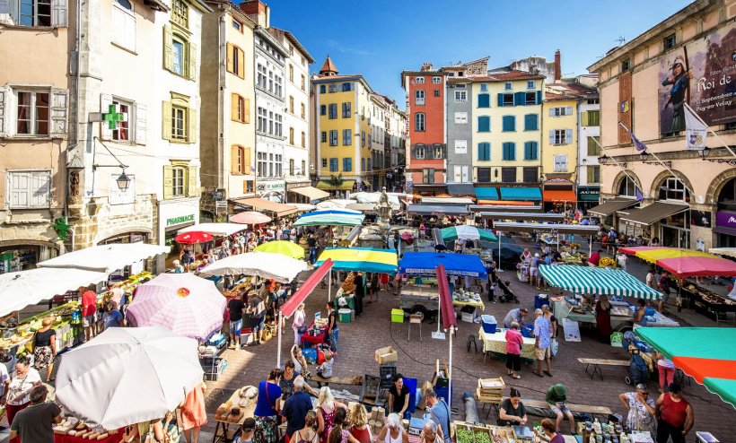 Le marché du Puy attire nombre de personnes tous les samedis matins au cœur de la ville.