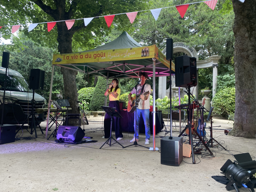Betty et Jeff au fait danser le public