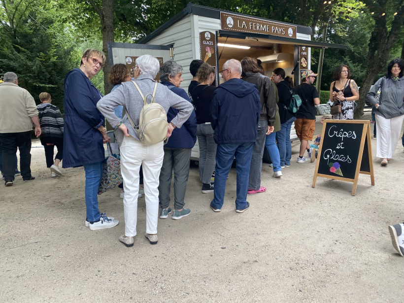 File d'attente au stand de crêpes et de glaces