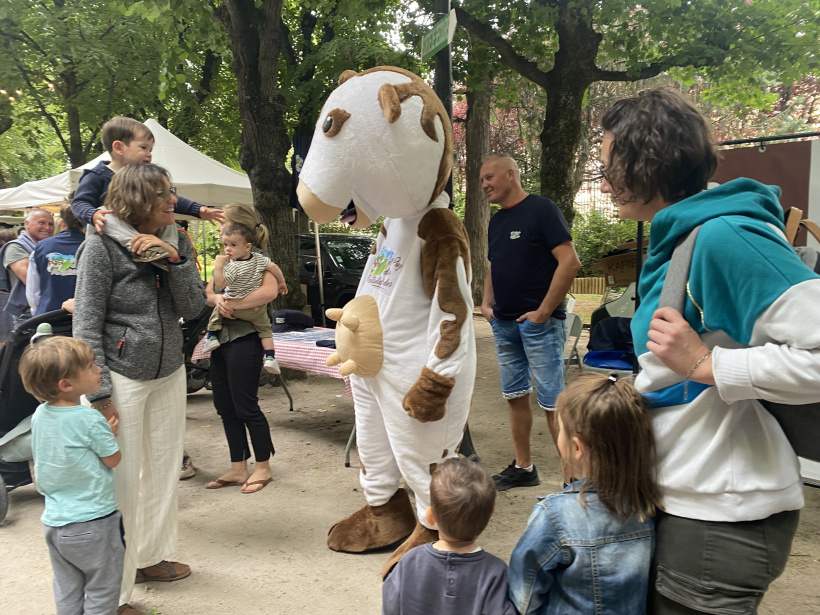 La mascotte a amusé les enfants