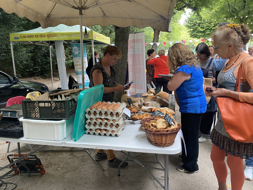 Stand de vente d'œufs et de pain en tout genre