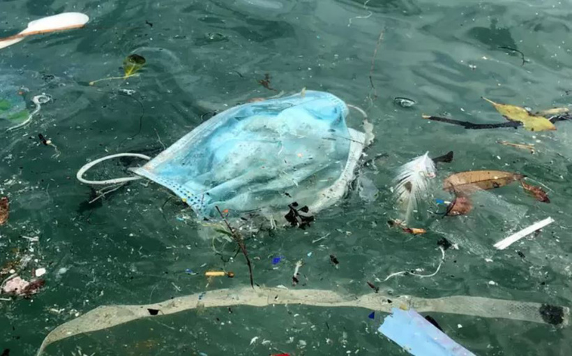 Un masque flottant dans l'eau pour les 400 ans à venir.