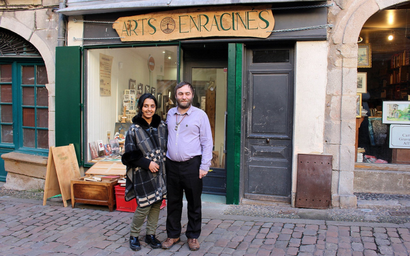 Maxime Sanial et sa compagne devant leur boutique rue Raphaël.