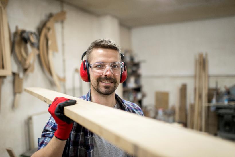 Le menuisier poseur-installateur travaille principalement sur chantier.