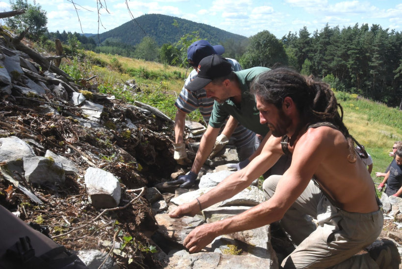 Ce mercrebis 26 juillet la thématique "reconstruire un muret en pierres sèches"