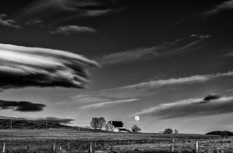 La magie des nuages, de la lune...et de la solitude dans les montagnes du Mézenc.