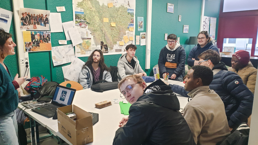 Rencontre avec des jeunes pour les conseiller et répondre à leurs questions