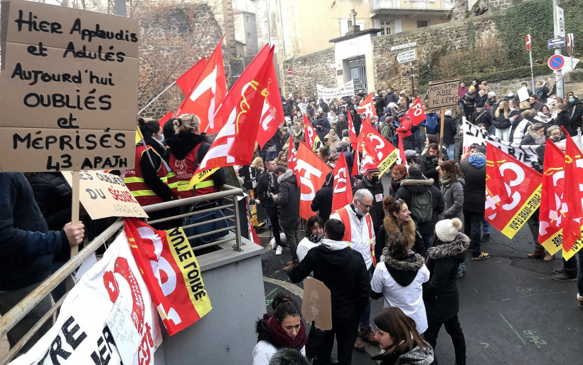 Manifestants devant l'ARS au Puy-en-Velay