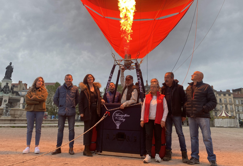 Une photo des partenaires avant le décollage de l'aérostat. 