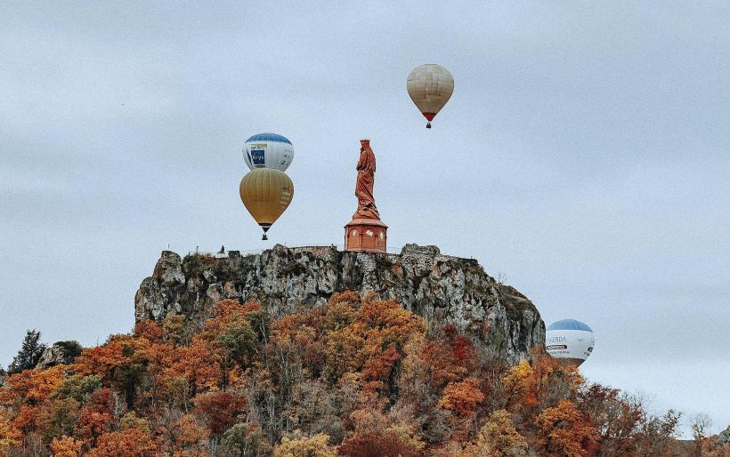 Des montgolfières autour de la Vierge du Puy-en-Velay