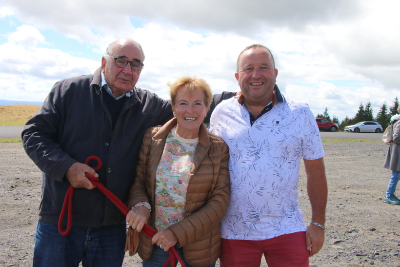 Joël, Christiane et Guy Peyrard maire de Riotord se retrouve sur l'esplanade