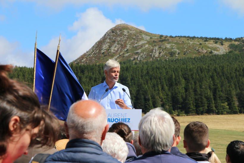 Laurent Wauquiez devant le mont Mézenc