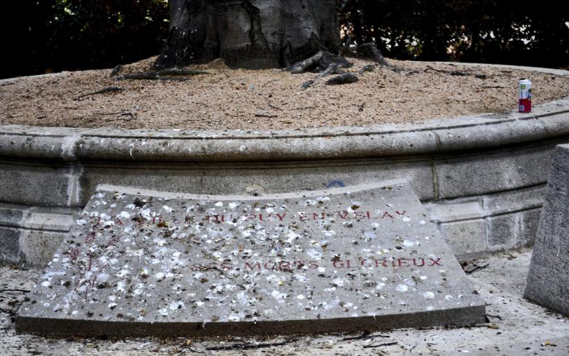 Le monument aux morts, place de la mairie, durant le mois de janvier 2022.