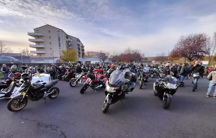 Sur le parking du Smart à Brives-Charensac. Les motards en colère.