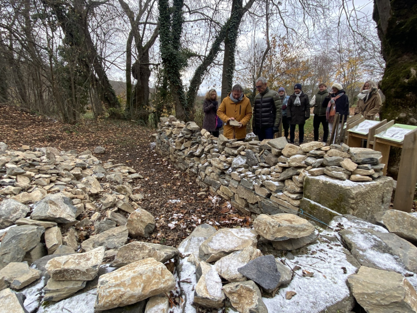Le mur pédagogique permet de s'essayer au montage d'un mur en pierre sèches