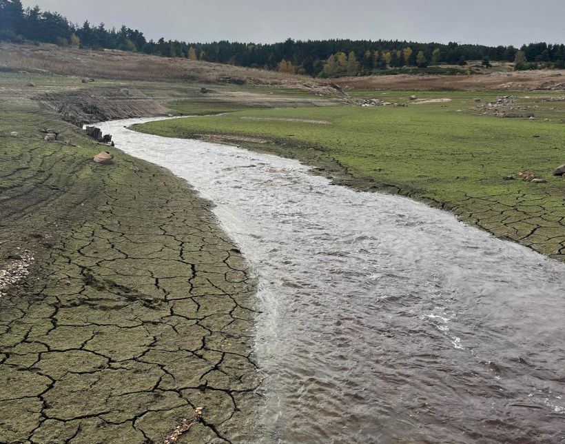 Et au milieu coule une rivière...dans le lac de Naussac.