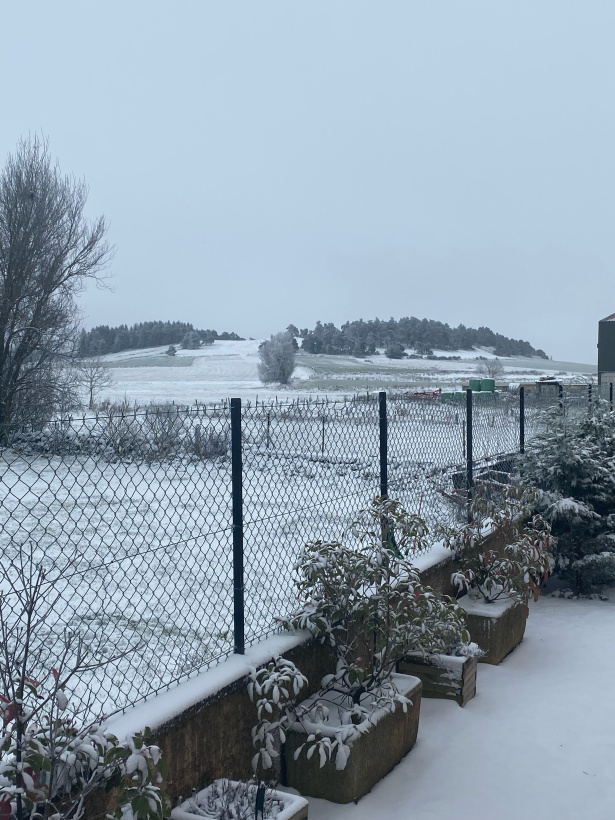 La neige rend l'accès au village plus difficile. 