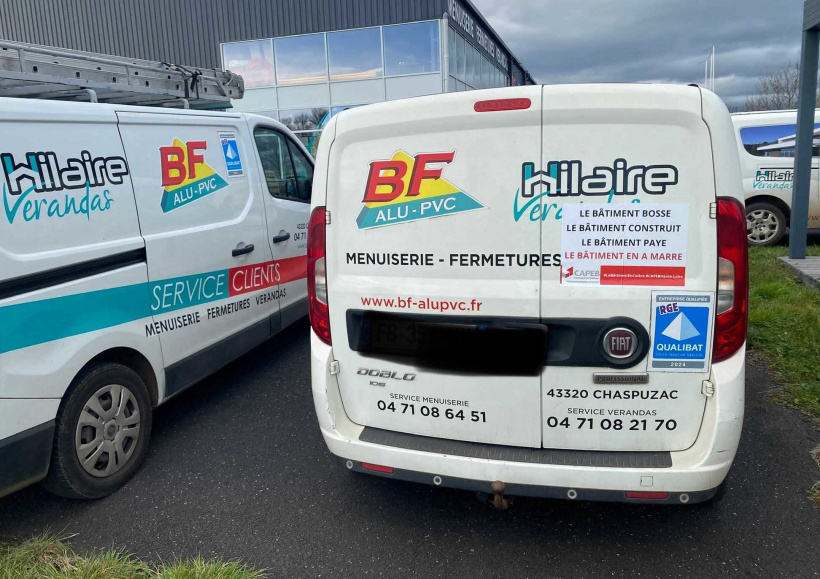 Un exemple d'autocollant posé sur le véhicule d'un professionnel. 