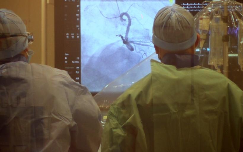 La nouvelle équipe soignante opérant un homme de 56 ans, nouvelle unité de coronarographie au Puy-en-Velay