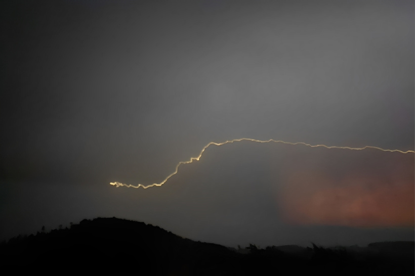 Comme une cicatrice lumineuse, l’éclair a déchiré le ciel noir