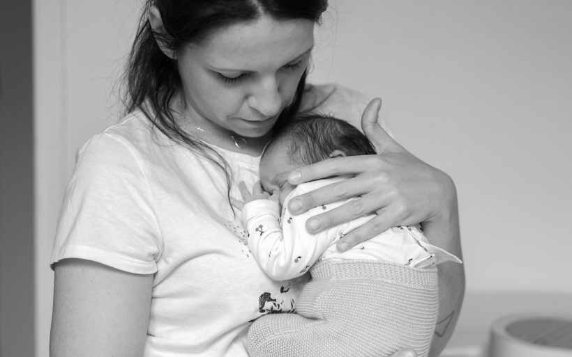 Tendresse et gestes professionnelles dans les mains d'Orianne. 