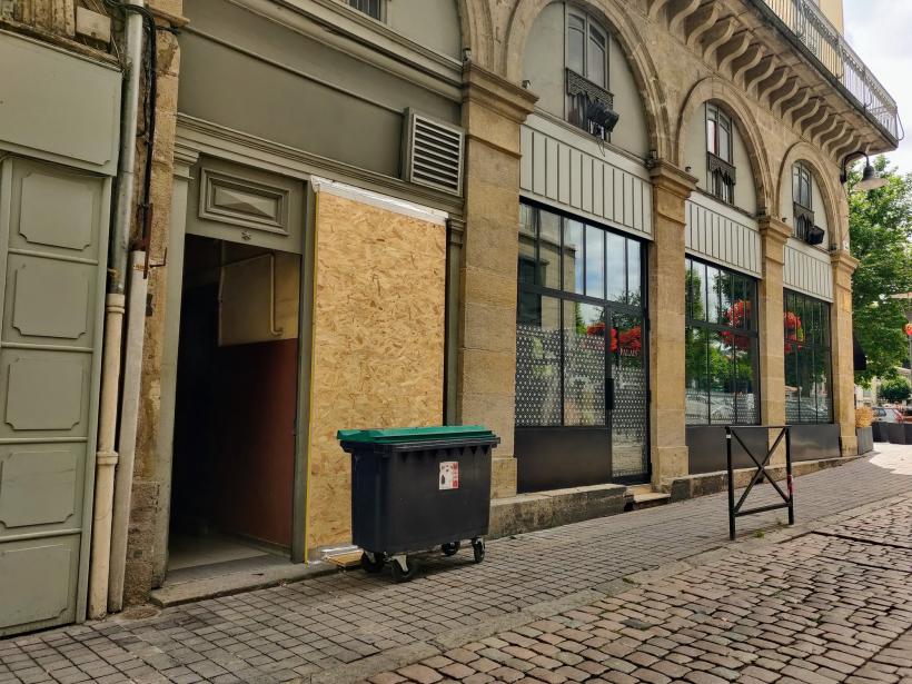 Un départ de feu a endommagé cette entrée, rue Porte Aiguière.