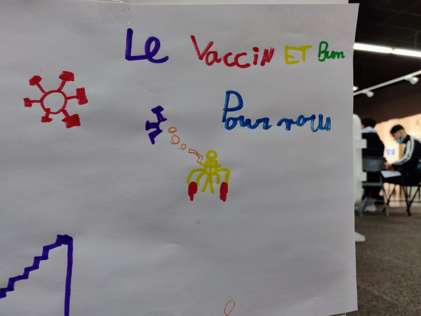 Dessin d'enfant au centre de vaccination Covid du Puy.
