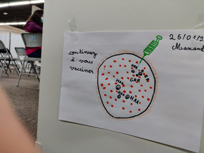 Dessin d'enfant au centre de vaccination Covid du Puy.