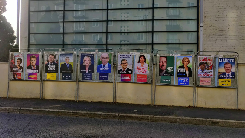 Panneaux électoraux pour la présidentielle 2022 à Guitard, au Puy-en-Velay.