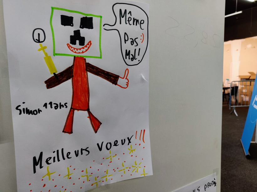 Dessin d'enfant au centre de vaccination Covid du Puy.