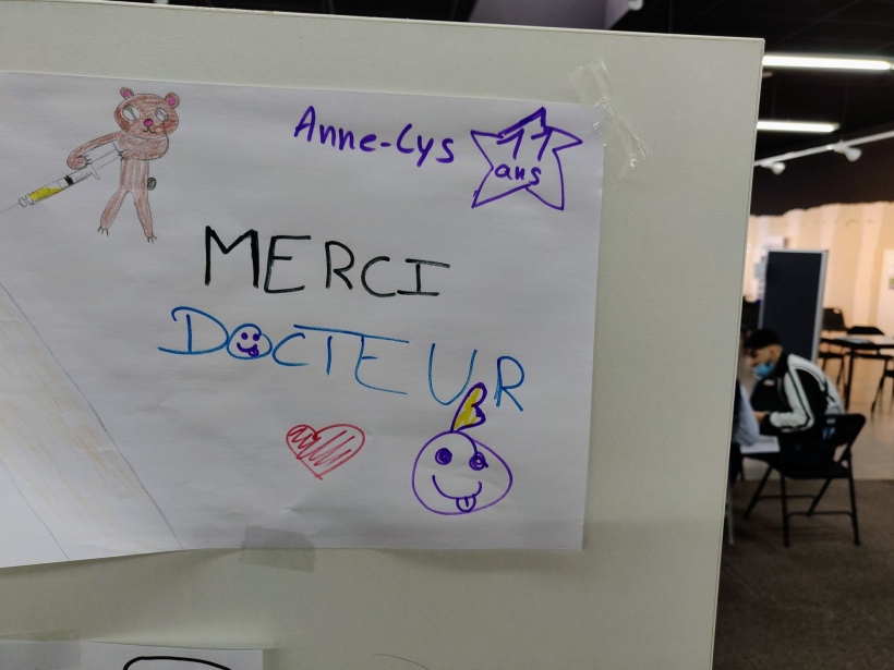 Dessin d'enfant au centre de vaccination Covid du Puy.