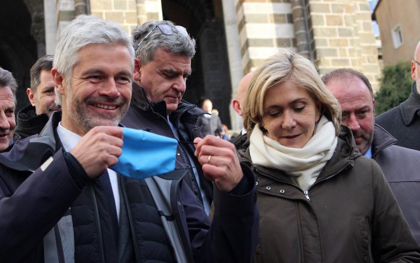 Laurent Wauquiez et Valérie Pécresse sur les marches de la cathédral du Puy-en-Velay