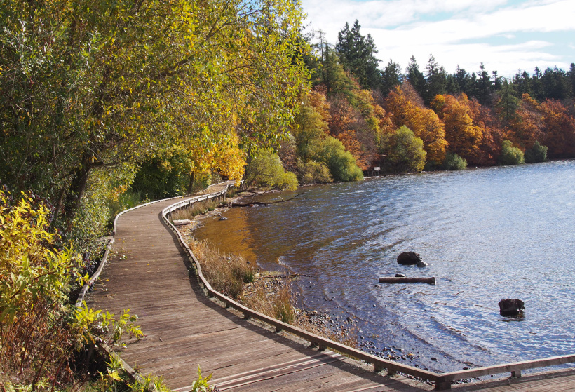 Balade autour du lac sur fond nuancé de couleurs automnales 