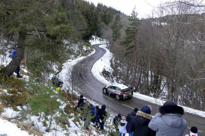 Le pilote de rallye Gus Greensmith a fait des essais sur les routes de haute Ardèche.