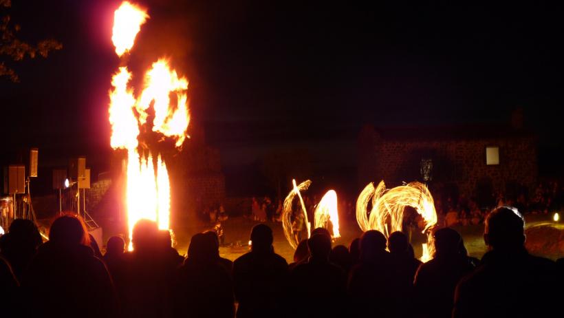 Spectacle de feu à la forteresse de Polignac