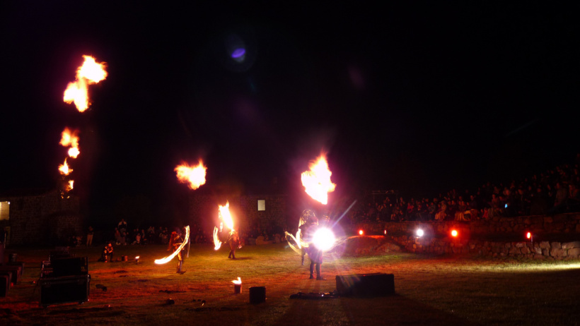 Spectacle de feu à la forteresse de Polignac