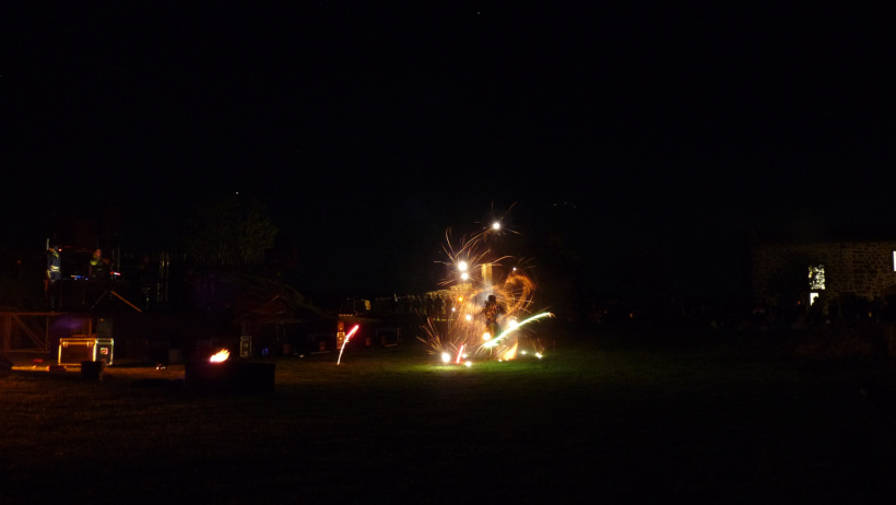 Spectacle de feu à la forteresse de Polignac